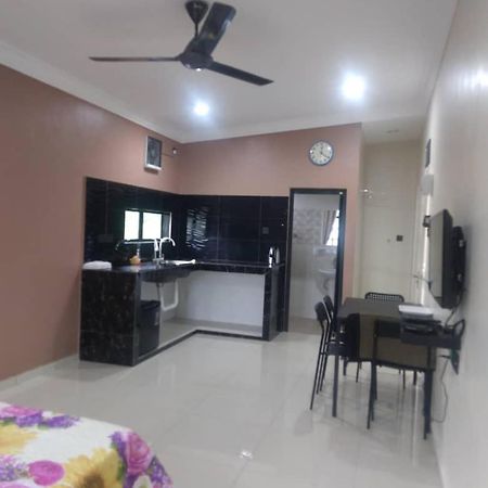 Yasmeen Studio Roomstay Kijal - Room 1 - For Two Person Islam Guest Only Eksteriør billede
